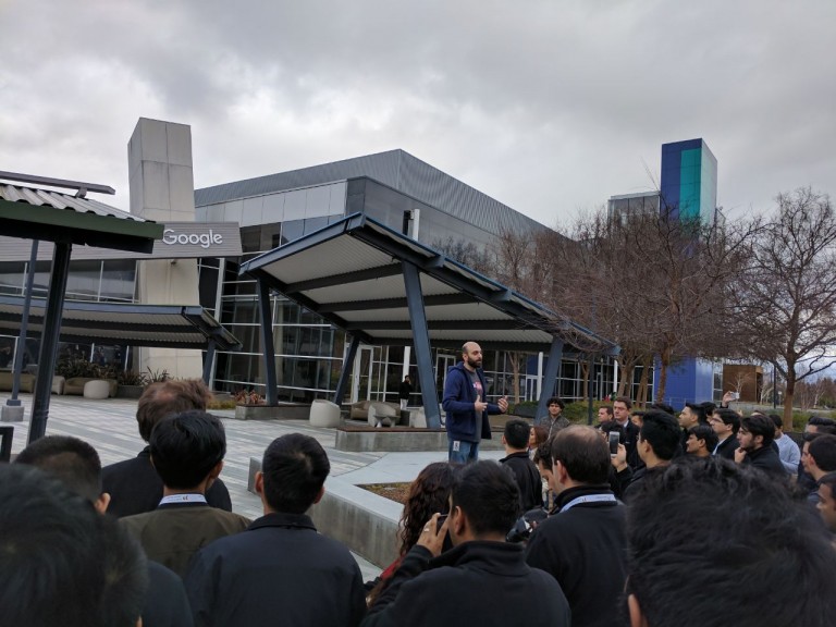 DI dalam Gedung ini TGIF biasa dilangsungkan