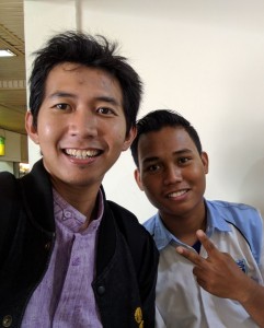Berfoto dengan Mahasiswa STT Ibnu Sina yang sedang menjalankan tugasnya di toilet bandara