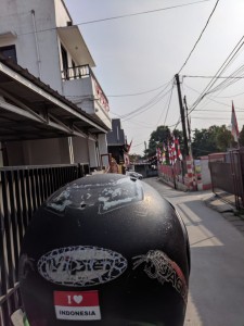 Driver ojek online yang lagi menelusuri gang.